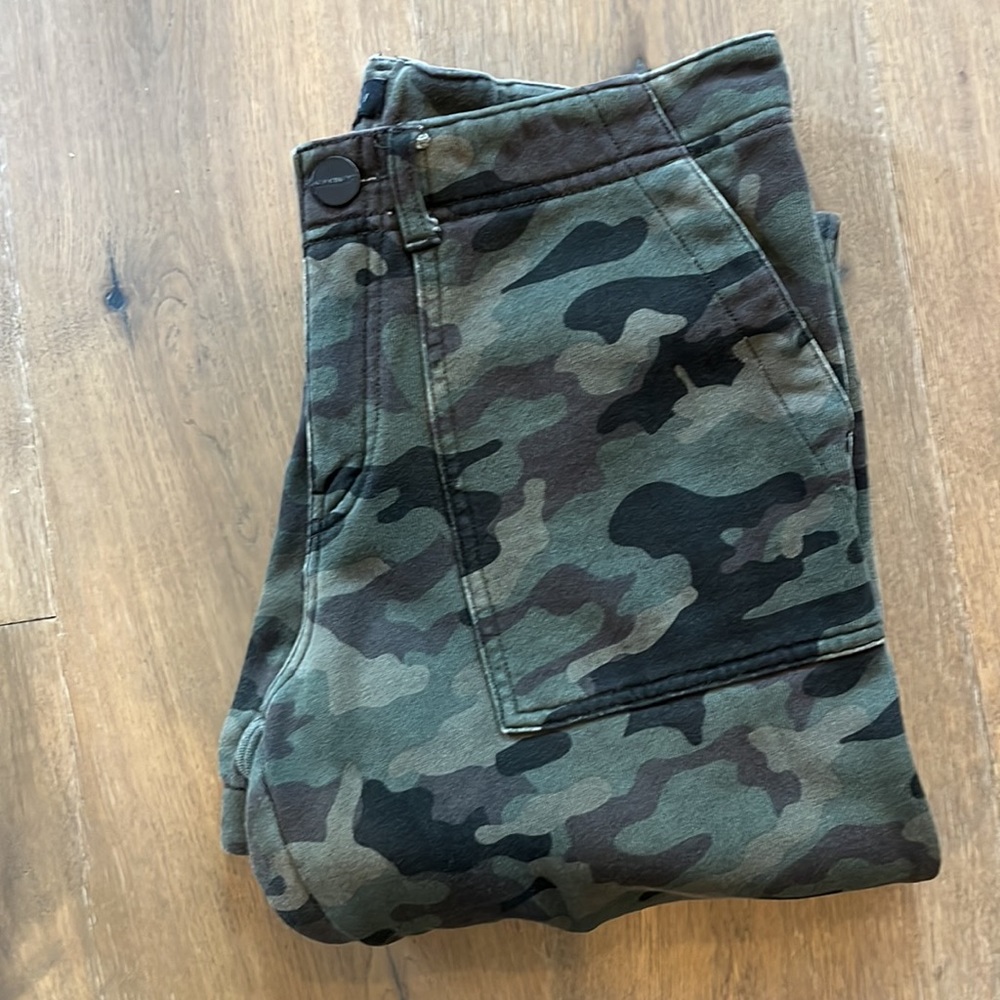 Sanctuary Camo jogger sweatpant with zippers on ankles